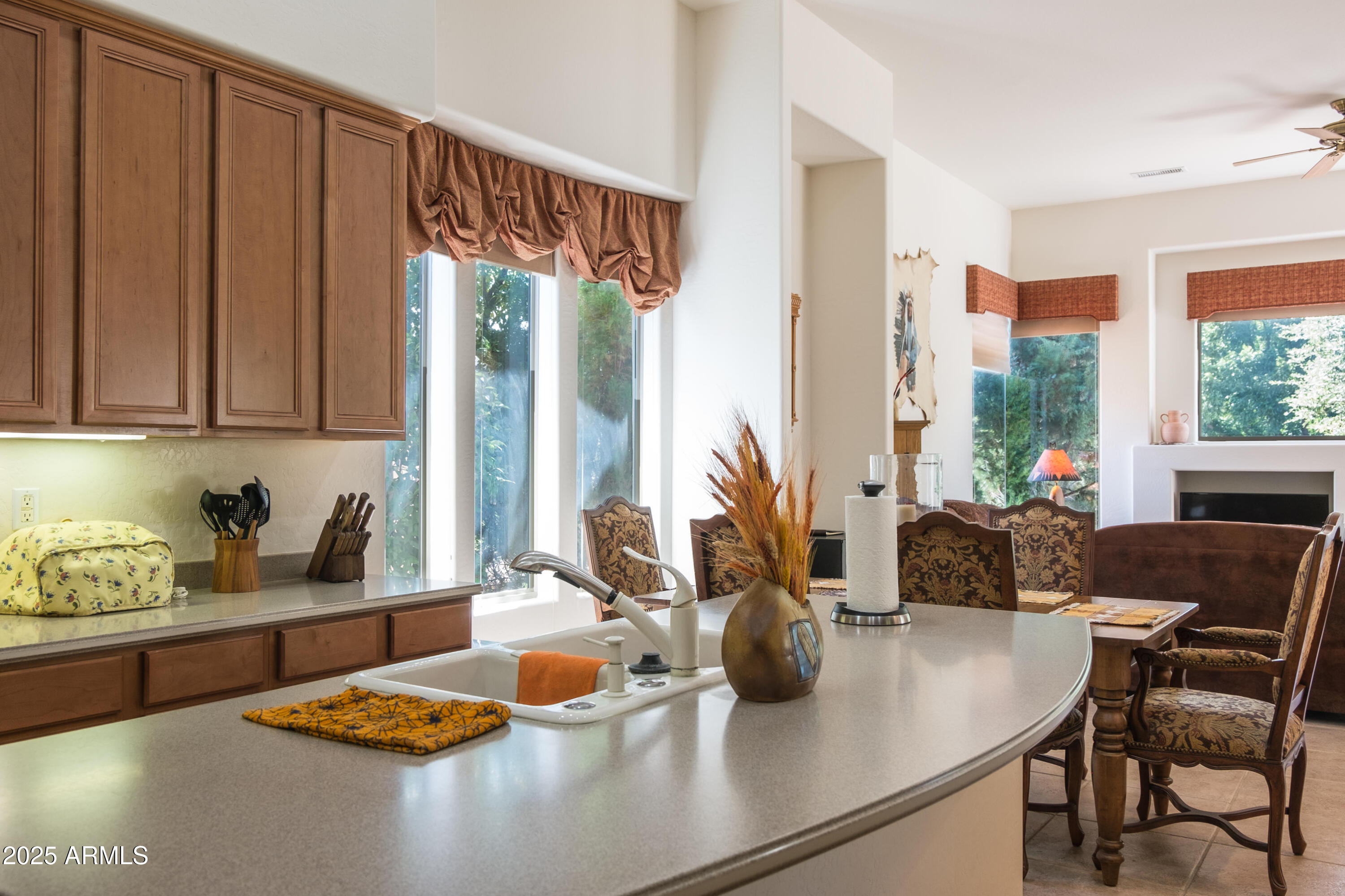 722 Crown Ridge Road Sedona, AZ 86351 - Photo 12 of 35 a kitchen with a table and chairs