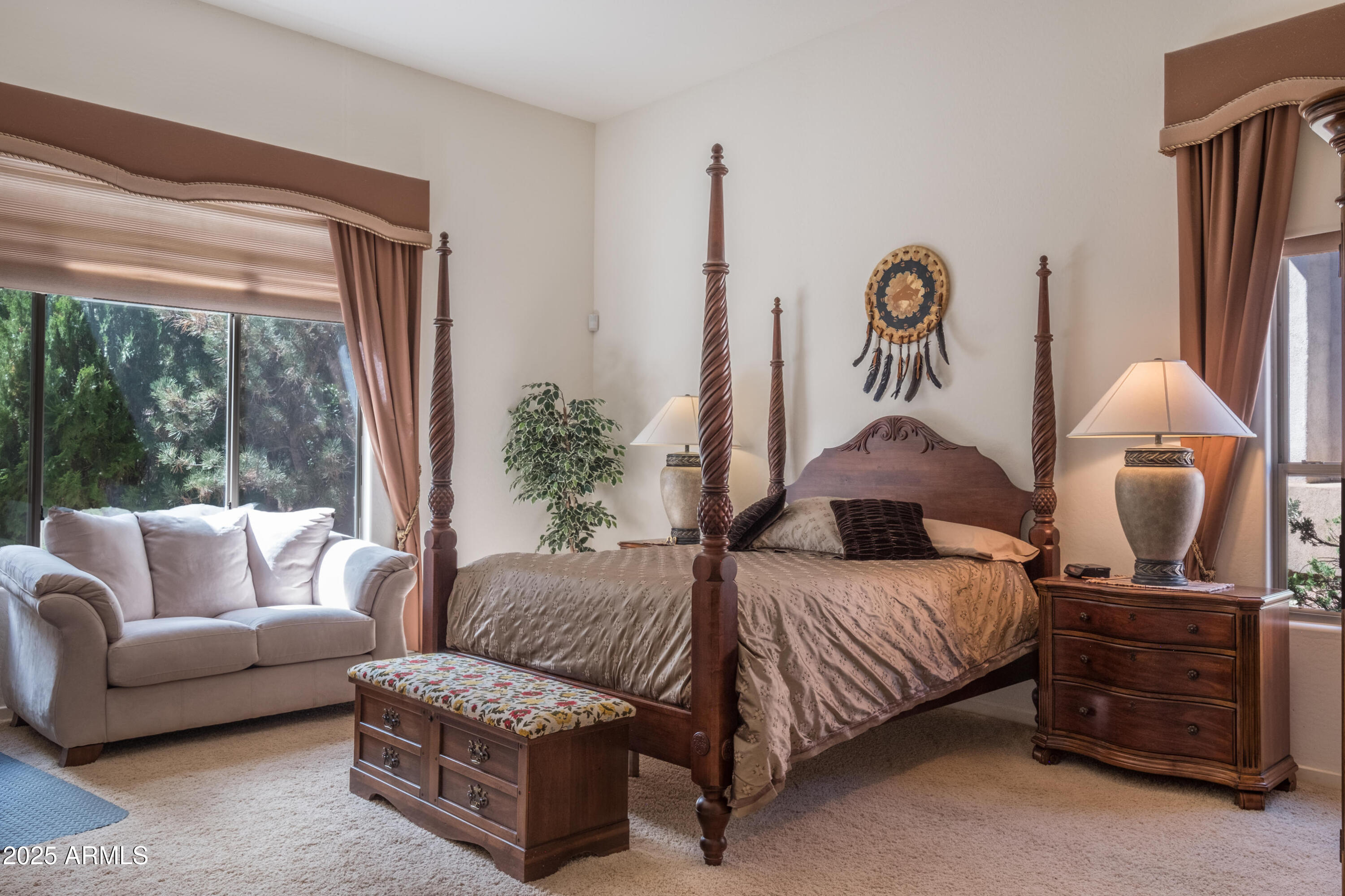 722 Crown Ridge Road Sedona, AZ 86351 - Photo 15 of 35 a bedroom with a bed and a couch