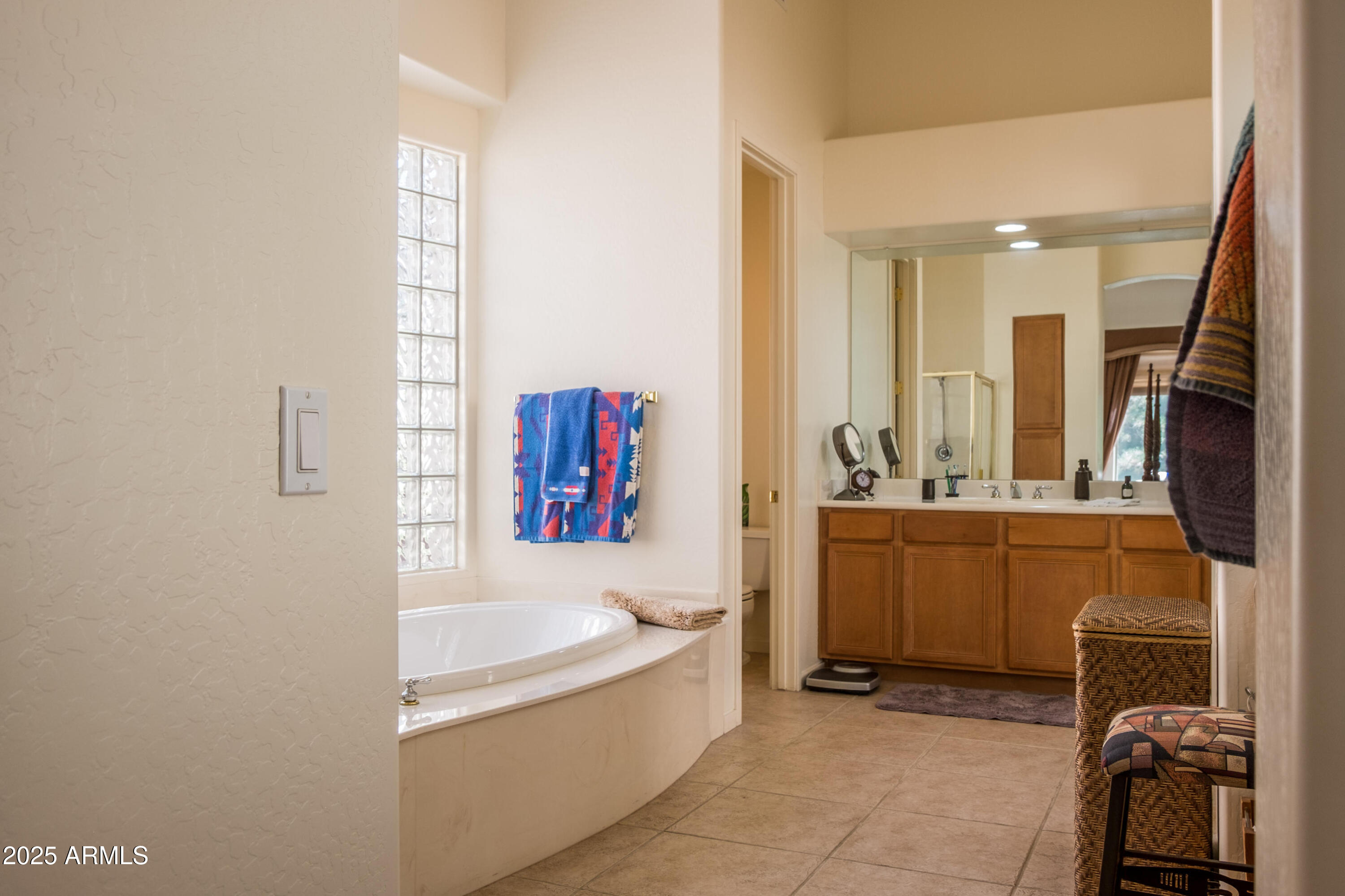 722 Crown Ridge Road Sedona, AZ 86351 - Photo 16 of 35 a bathroom with a tub sink and mirror