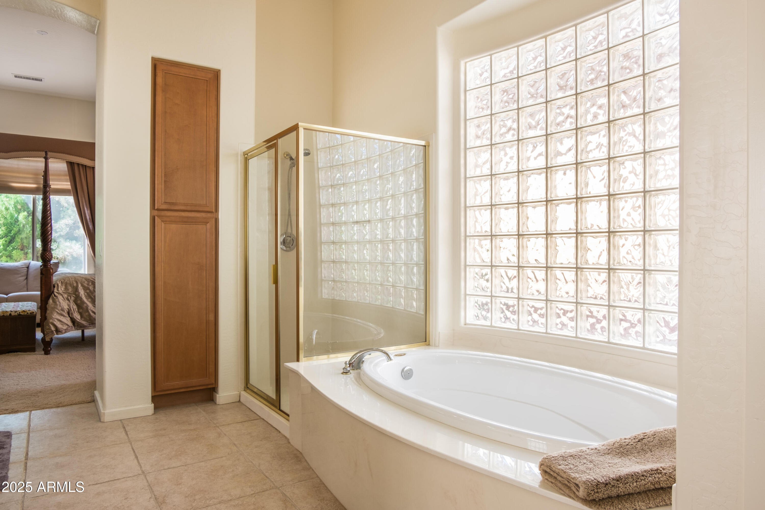 722 Crown Ridge Road Sedona, AZ 86351 - Photo 17 of 35 a bathroom with a bathtub and a shower
