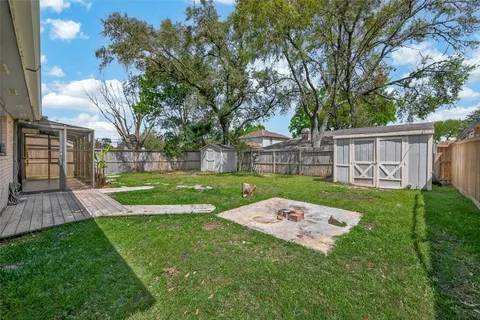 a view of backyard with a garden and trees