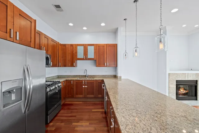 $625,000 | 4147 North Lincoln Avenue, Unit 3, Chicago, IL 60618