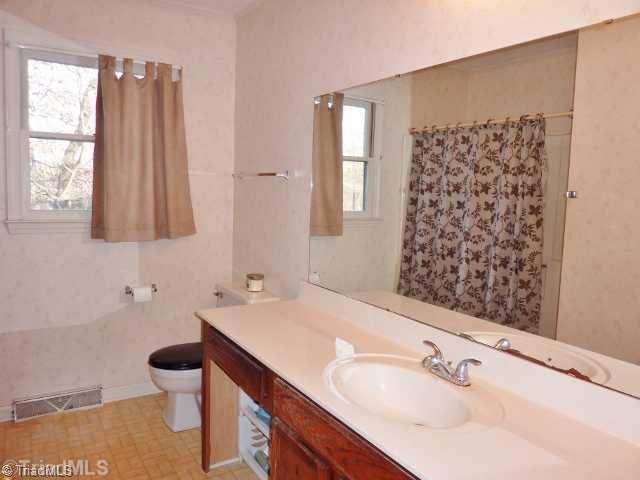 2921 Borg Road Winston-Salem, NC 27127 - Photo 4 of 14 Bath.