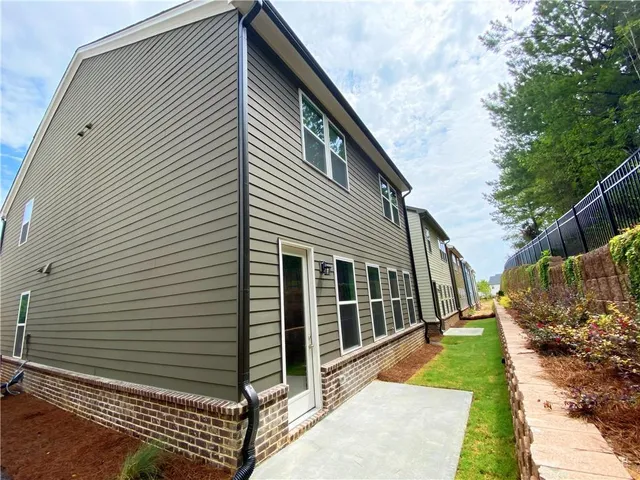 a view of a house with backyard