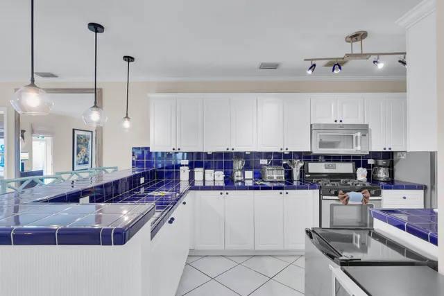 $2,300,000 | 827 Eisenhower Drive, Key West, FL 33040