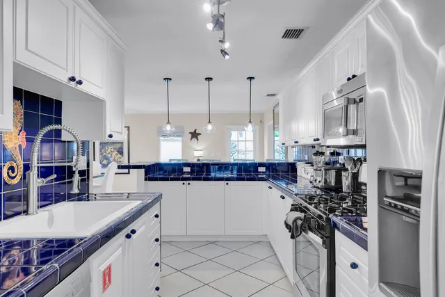 $2,300,000 | 827 Eisenhower Drive, Key West, FL 33040