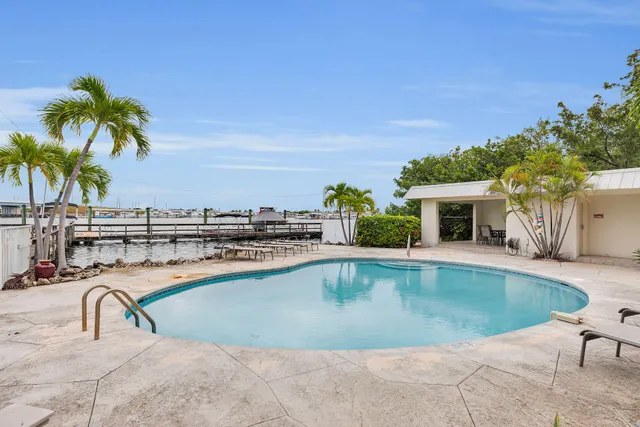 $2,300,000 | 827 Eisenhower Drive, Key West, FL 33040