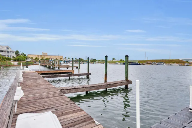 $2,300,000 | 827 Eisenhower Drive, Key West, FL 33040