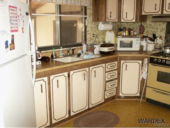 1945 Rio Vista Road Bullhead City, AZ 86442 - Photo 4 of 12 Kitchennew fridge