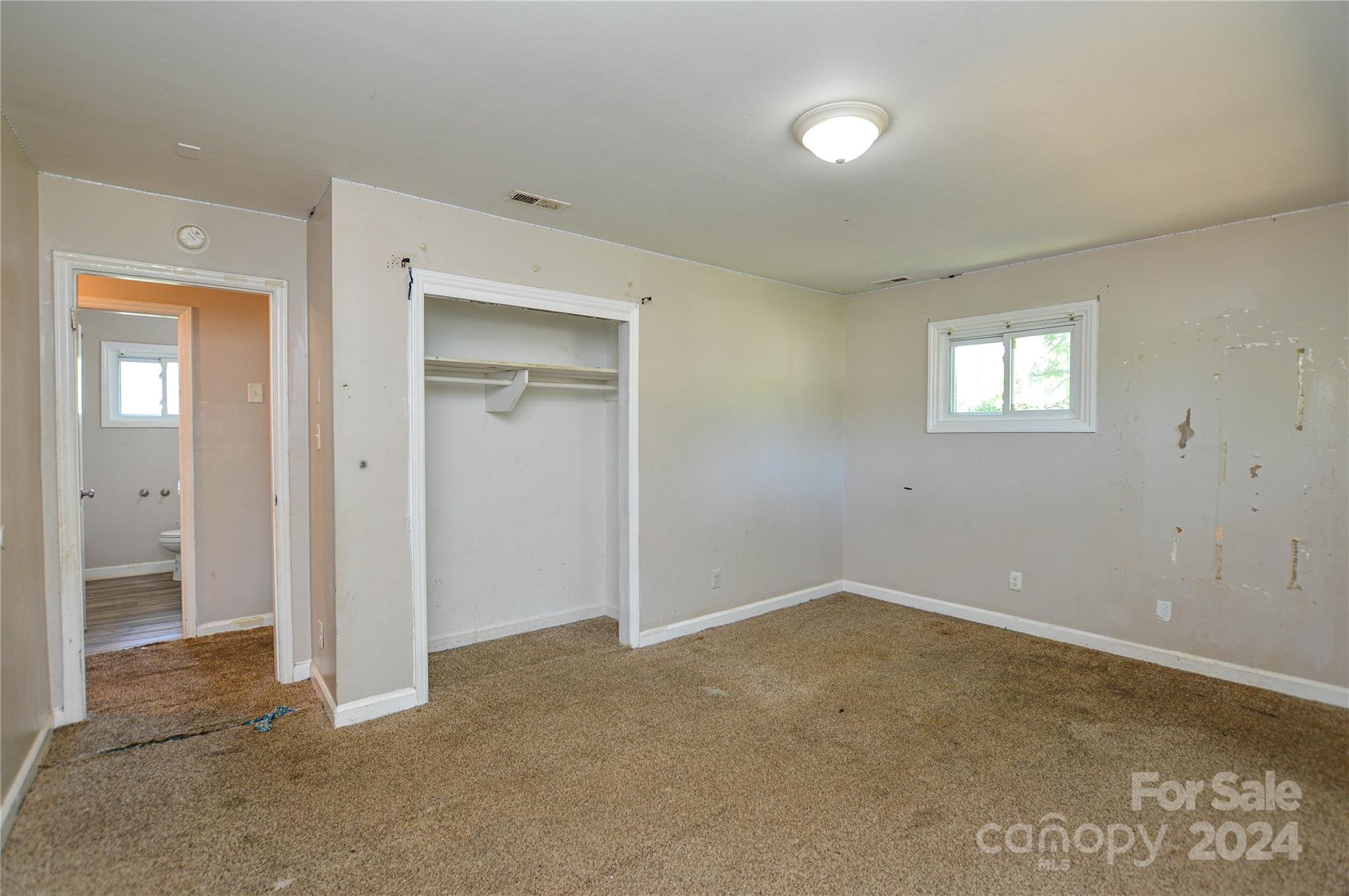 1138 White Plains Road Charlotte, NC 28213 - Photo 29 of 36 an empty room with closet and mirror