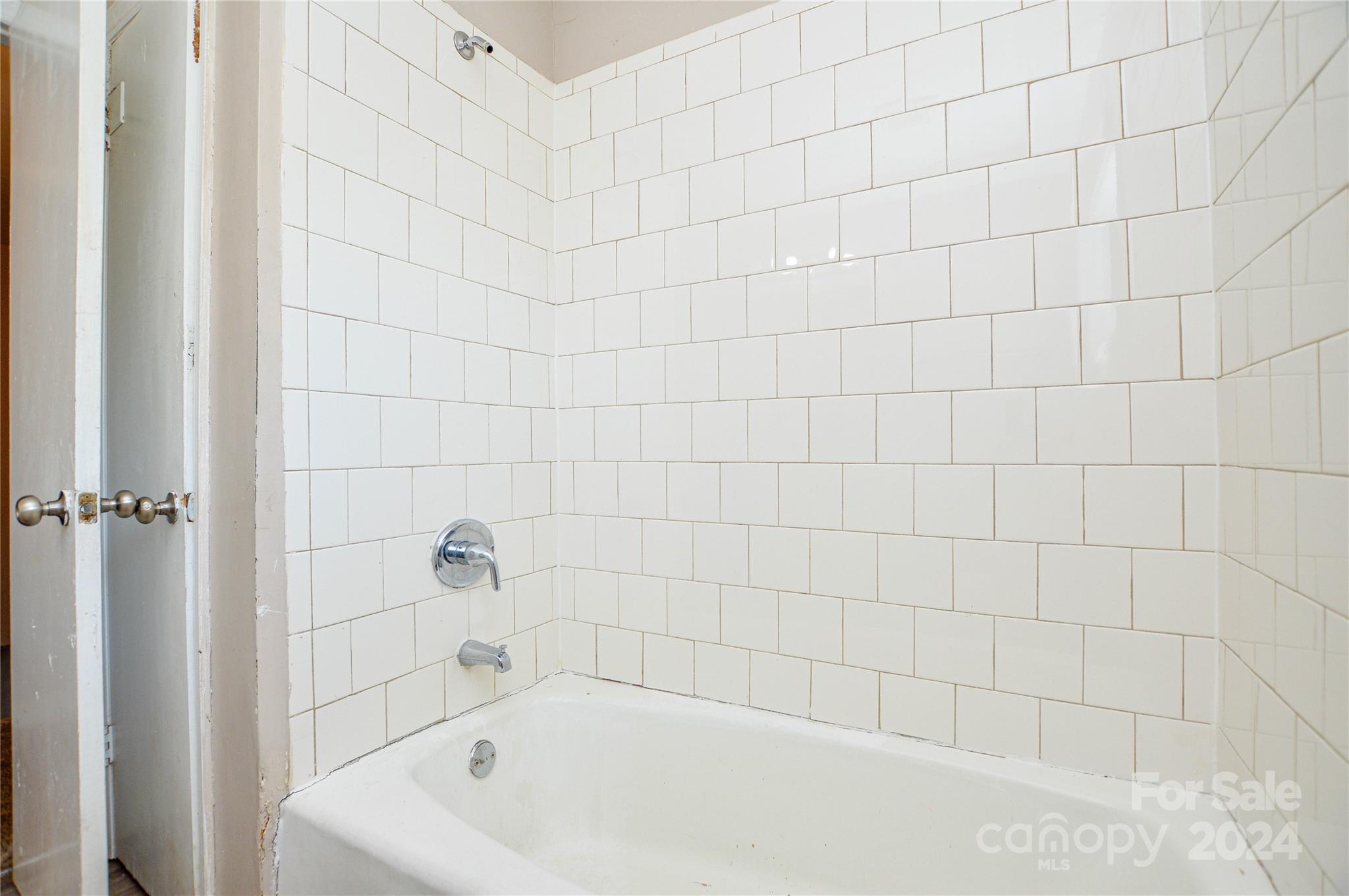 1138 White Plains Road Charlotte, NC 28213 - Photo 32 of 36 a bathroom with a bathtub