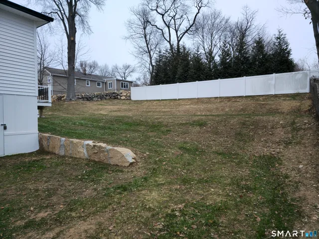 a view of a backyard