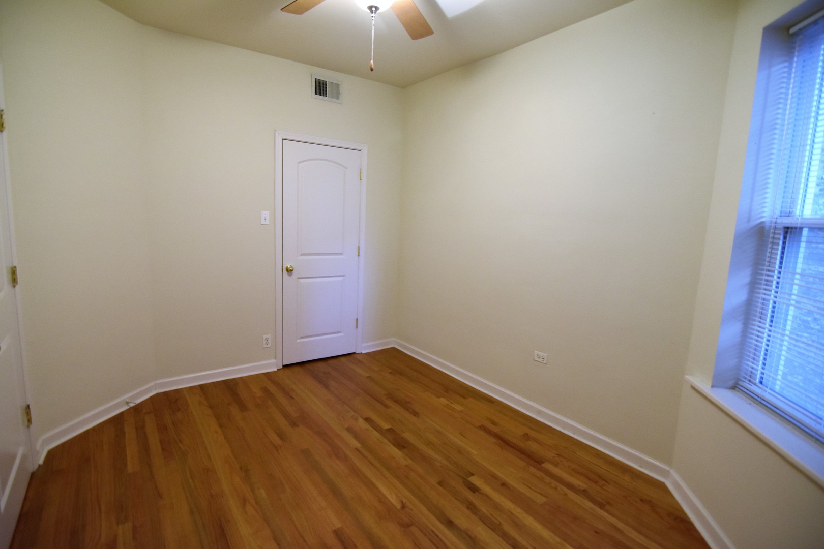 953 West Fletcher Street, Unit 1 Chicago, IL 60657 - Photo 10 of 23 an empty room with windows