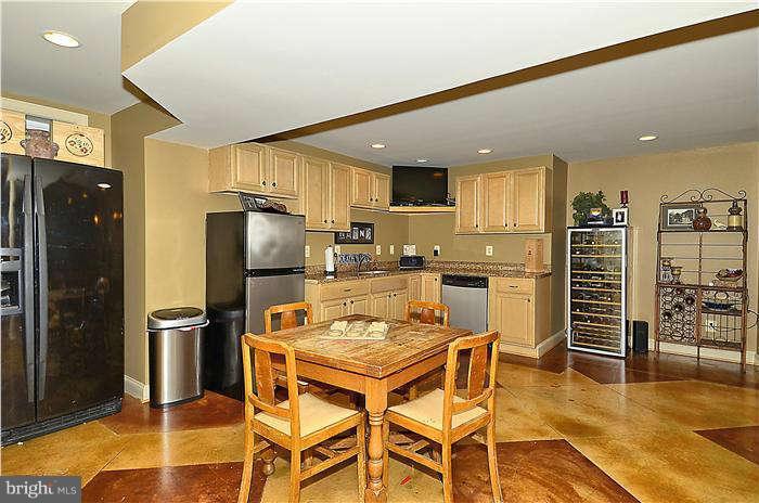 16009 Tryon Way Gainesville, VA 20155 - Photo 22 of 30 Wet bar