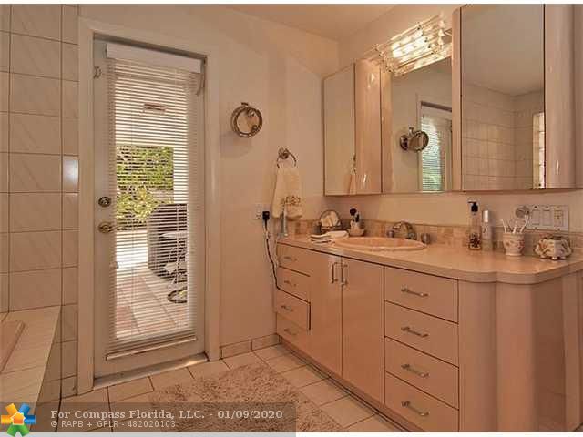 3511 North 33rd Terrace Hollywood, FL 33021 - Photo 17 of 21 Bath/Spa Master