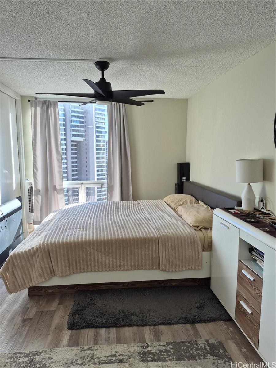 469 Ena Road, Unit 2810 Honolulu, HI 96815 - Photo 8 of 15 a bedroom with a bed and a window