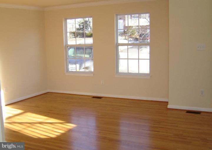 13512 Delaney Road Woodbridge, VA 22193 - Photo 3 of 8 Living Room