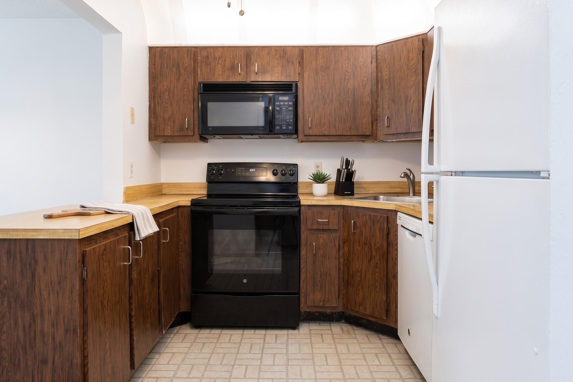 327 Pine Ridge Circle, Unit B2 Greenacres, FL 33463 - Photo 7 of 18 Kitchen