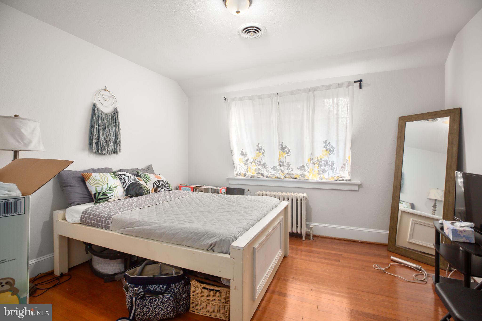 1717 Highland Road Fredericksburg, VA 22401 - Photo 19 of 40 a living room with a table and chairs