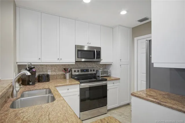 $549,000 | 411 Northeast Plantation Road, Unit 517, Stuart, FL 34996