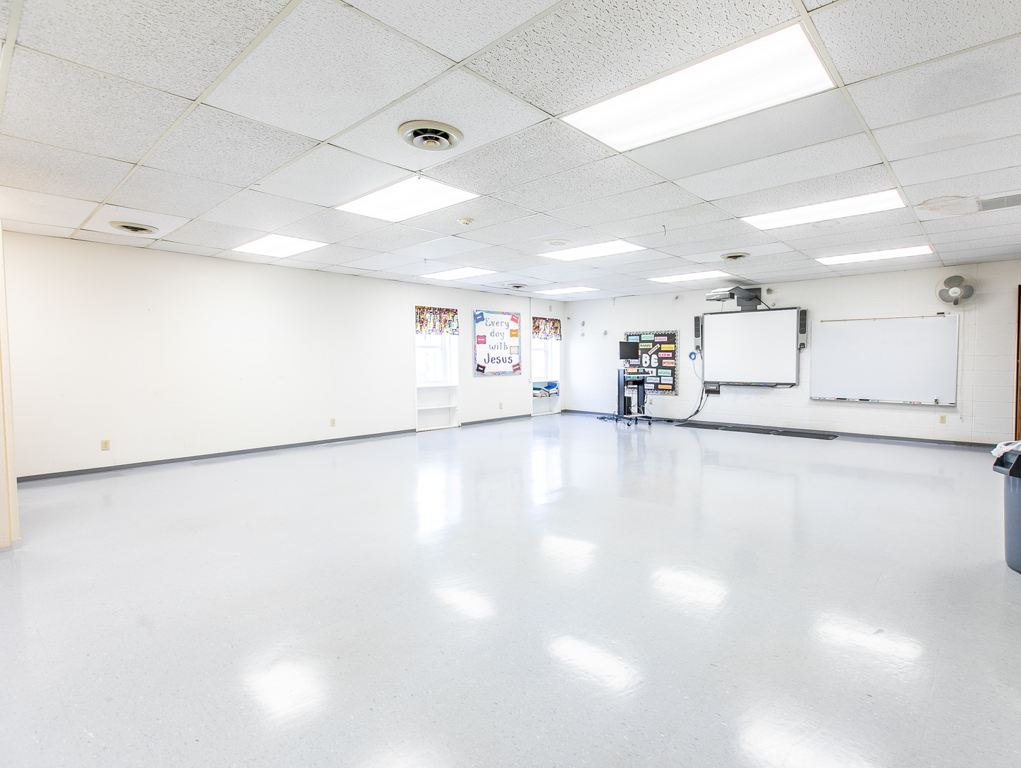 1275 Main Street Antioch, IL 60002 - Photo 9 of 29 a view of a livingroom with kitchen