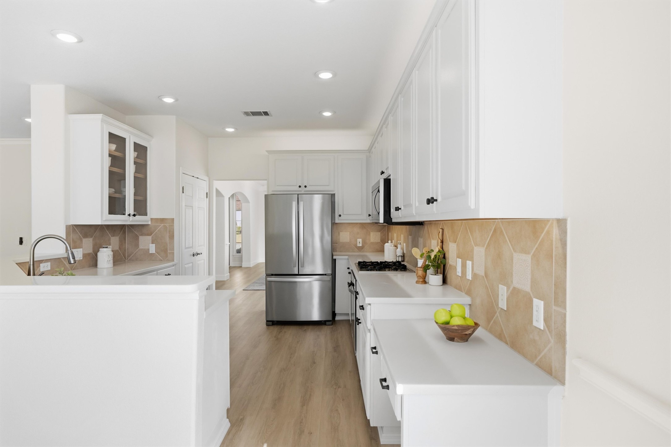 9400 Savannah Ridge Drive Austin, TX 78726 - Photo 16 of 35 a kitchen with refrigerator and stove