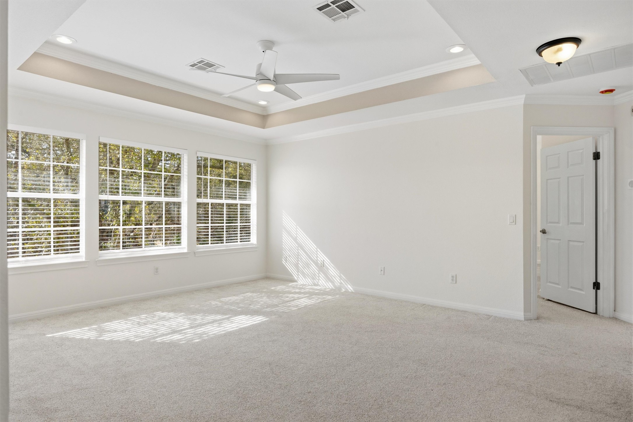 9400 Savannah Ridge Drive Austin, TX 78726 - Photo 23 of 35 en empty room with windows
