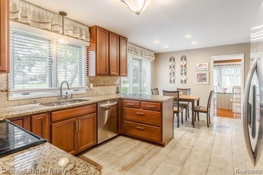 36585 Valley Ridge Drive Farmington, MI 48331 - Photo 27 of 49 Updated kitchen
