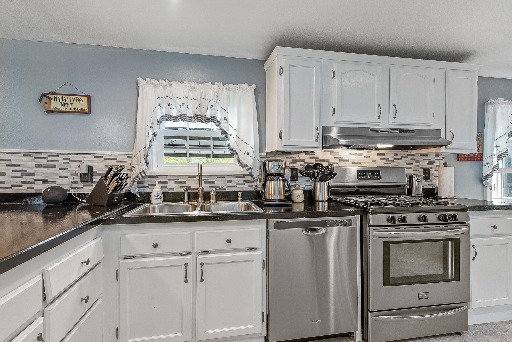 113 Pleasant Street Epping, NH 03042 - Photo 11 of 40