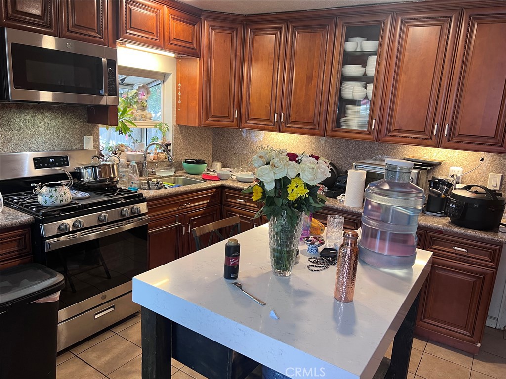 702 North Burris Avenue Compton, CA 90221 - Photo 7 of 17