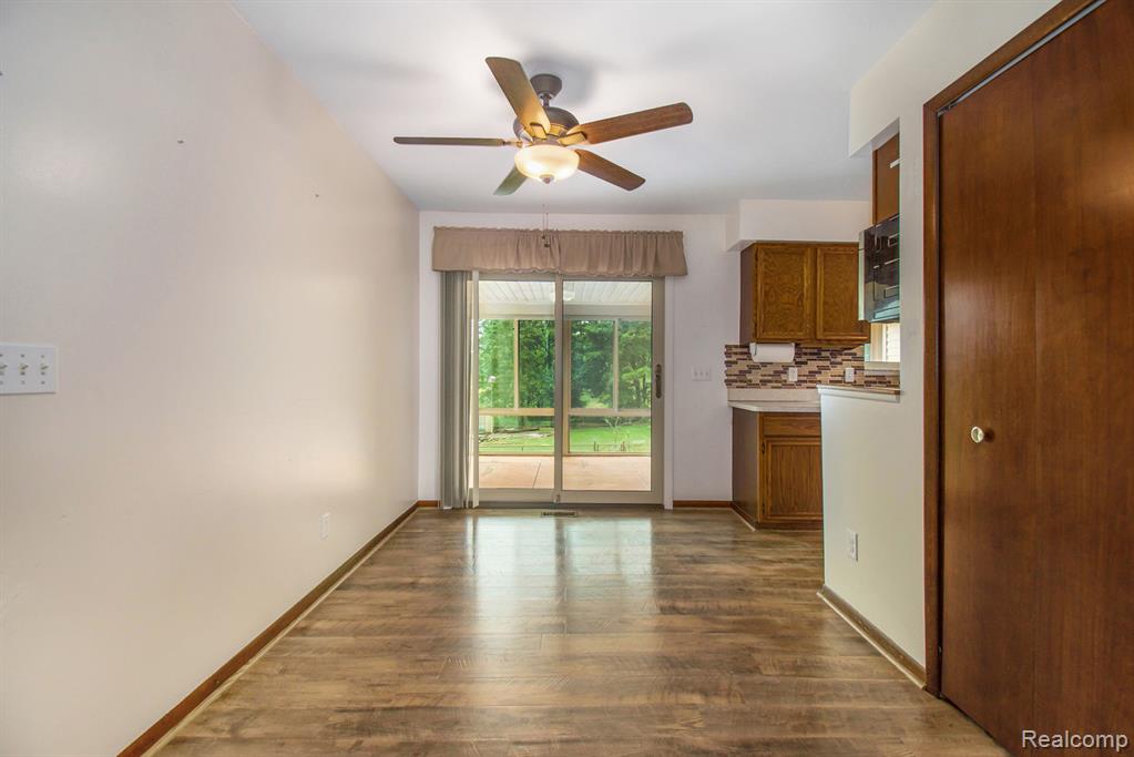 5749 Crandall Road Howell, MI 48855 - Photo 4 of 34