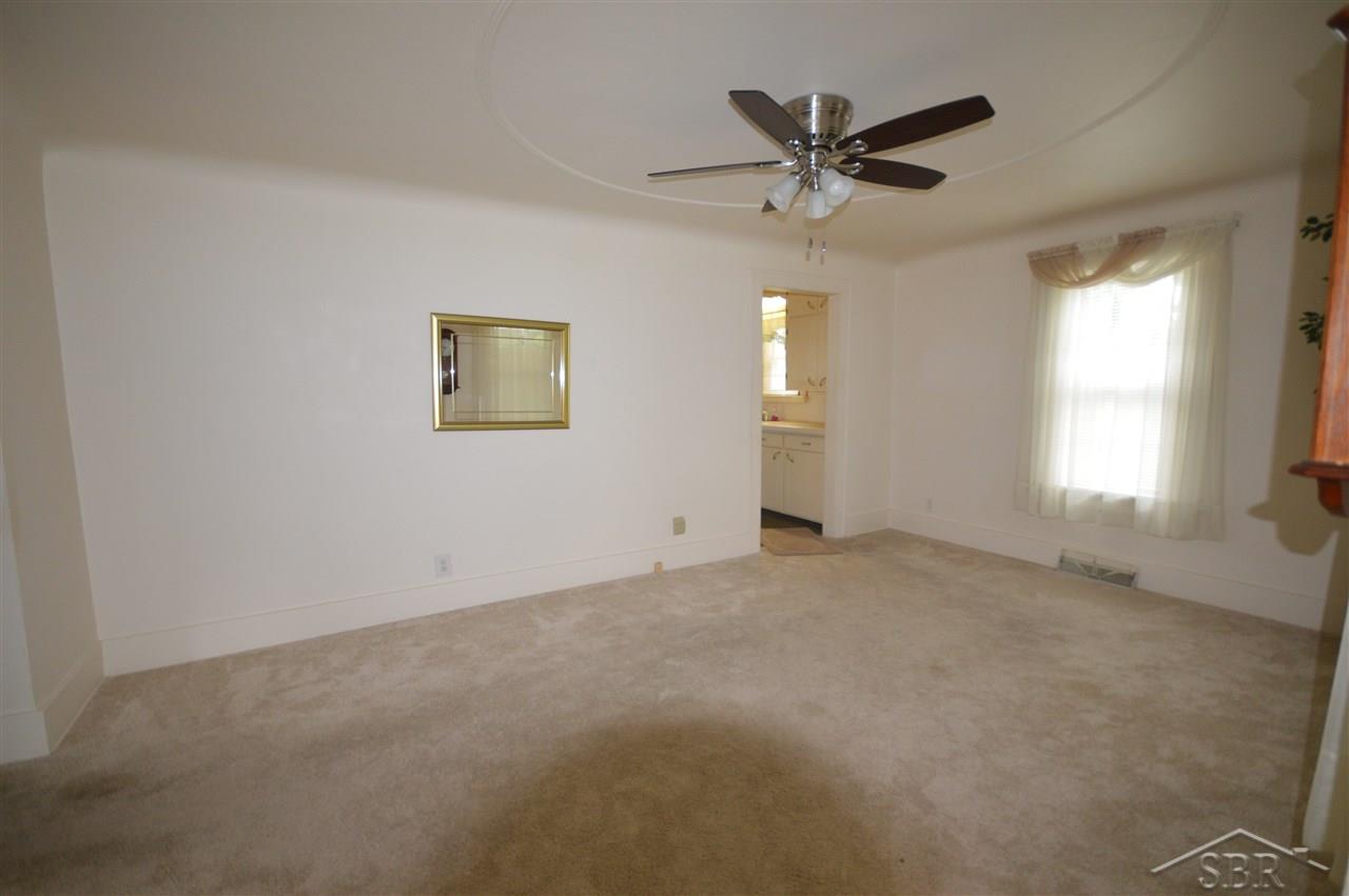 406 South Hampton Street Bay City, MI 48708 - Photo 3 of 16 Spacious living room