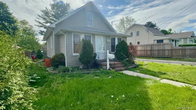 a view of a yard in front of house