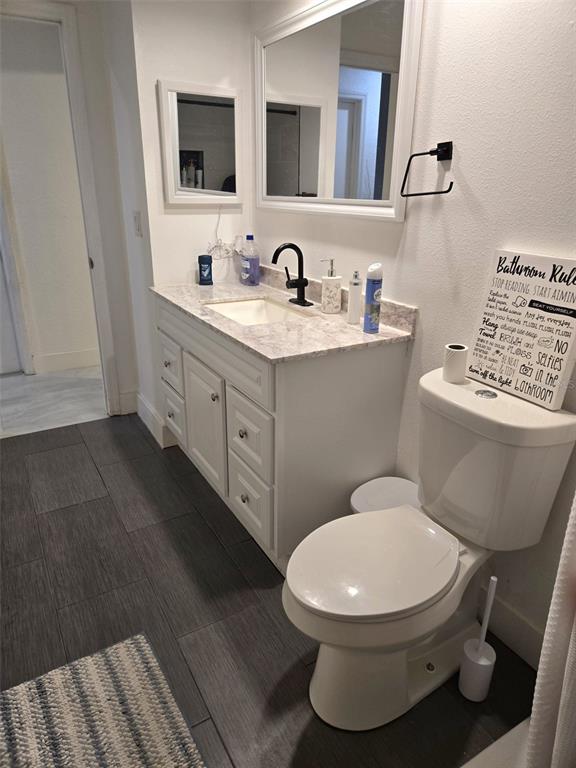 2280 Springwood Circle West Clearwater, FL 33763 - Photo 21 of 25 a bathroom with a toilet a sink and mirror