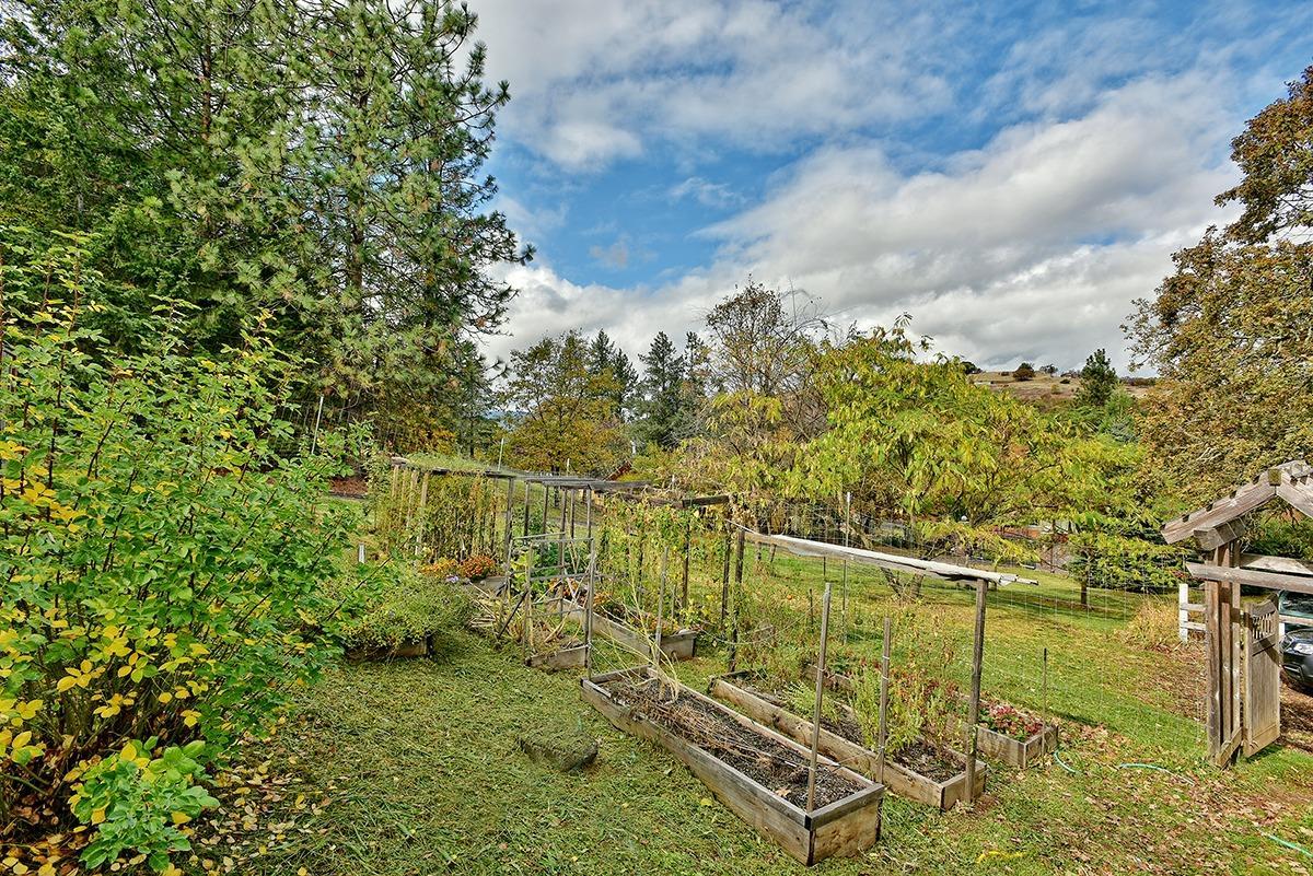6389 Pioneer Road Medford, OR 97501 - Photo 2 of 35 Additional Photo