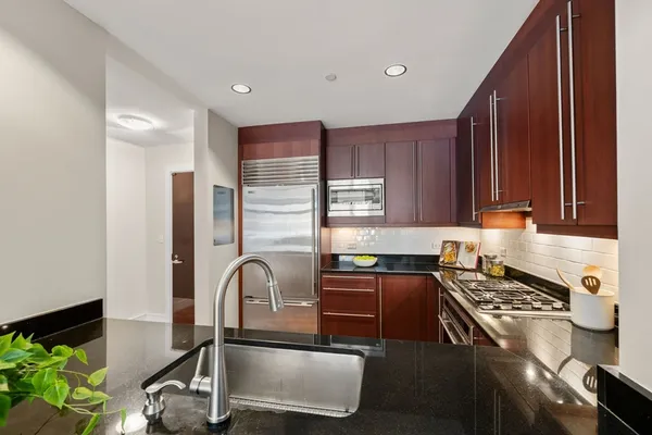 $1,565,000 | 2400 Beacon Street, Unit 102, Boston, MA 02467