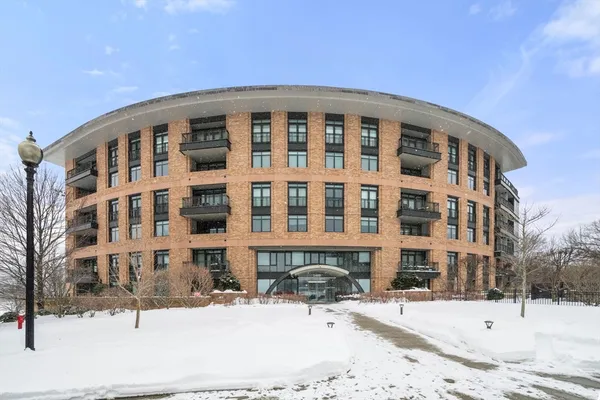 $1,565,000 | 2400 Beacon Street, Unit 102, Boston, MA 02467