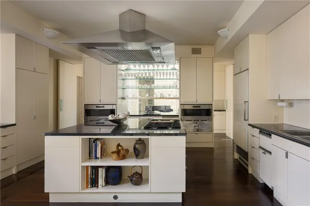 $5,993,000 | 5801 Oakwood Road, Mission Hills, KS 66208