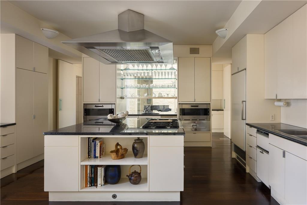 5801 Oakwood Road Mission Hills, KS 66208 - Photo 23 of 40