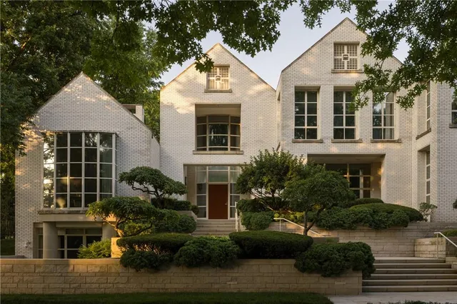 $5,993,000 | 5801 Oakwood Road, Mission Hills, KS 66208