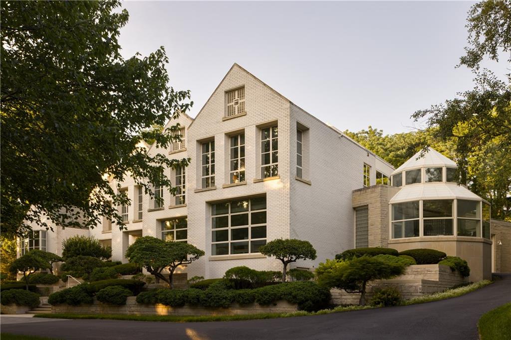 5801 Oakwood Road Mission Hills, KS 66208 - Photo 3 of 40