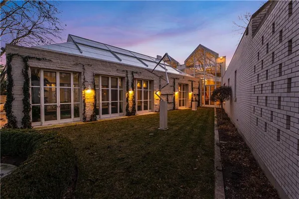 $5,993,000 | 5801 Oakwood Road, Mission Hills, KS 66208