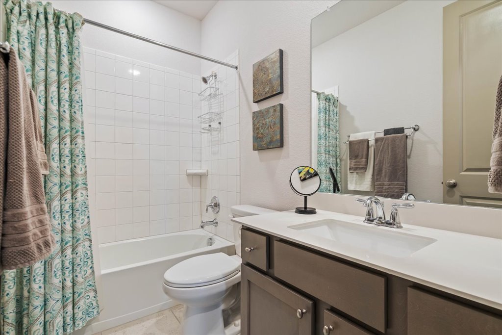 7912 Prairie Rye Drive Lago Vista, TX 78645 - Photo 21 of 37 Guest bathroom