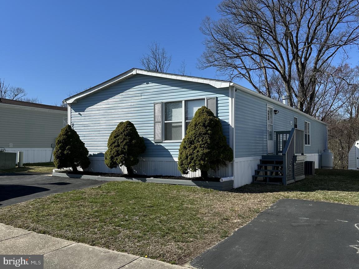 a view of a house with backyard and trees