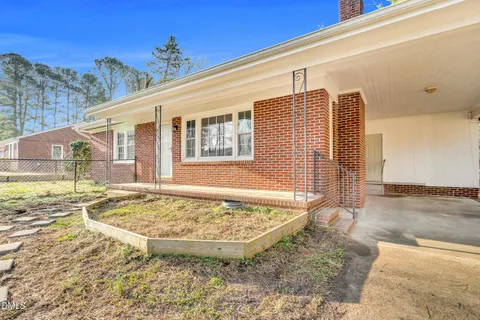 a view of a house with backyard