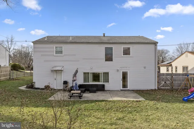 a view of a yard in front of house