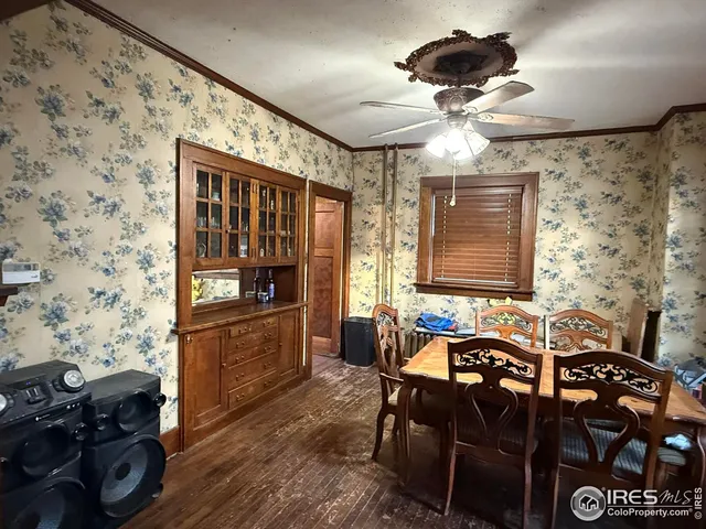 a very nice looking room with many windows