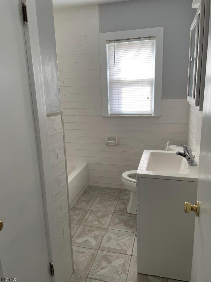 31 Kingston Road Parsippany, NJ 07054 - Photo 10 of 15 a bathroom with a sink toilet and tub