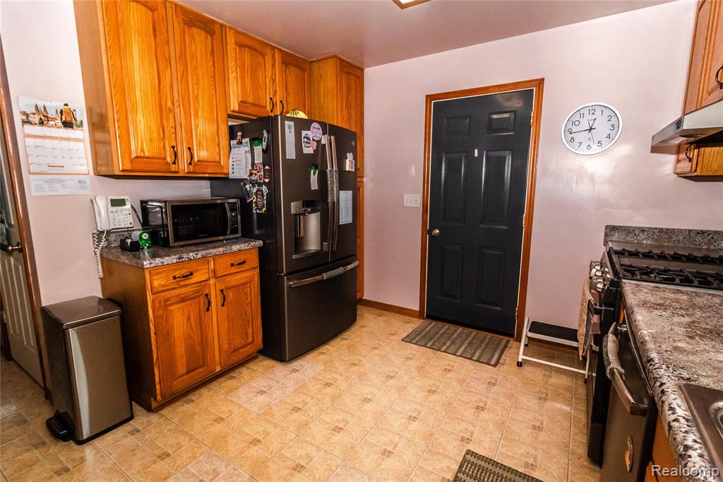 4898 Mt Morris Road Columbiaville, MI 48421 - Photo 5 of 60