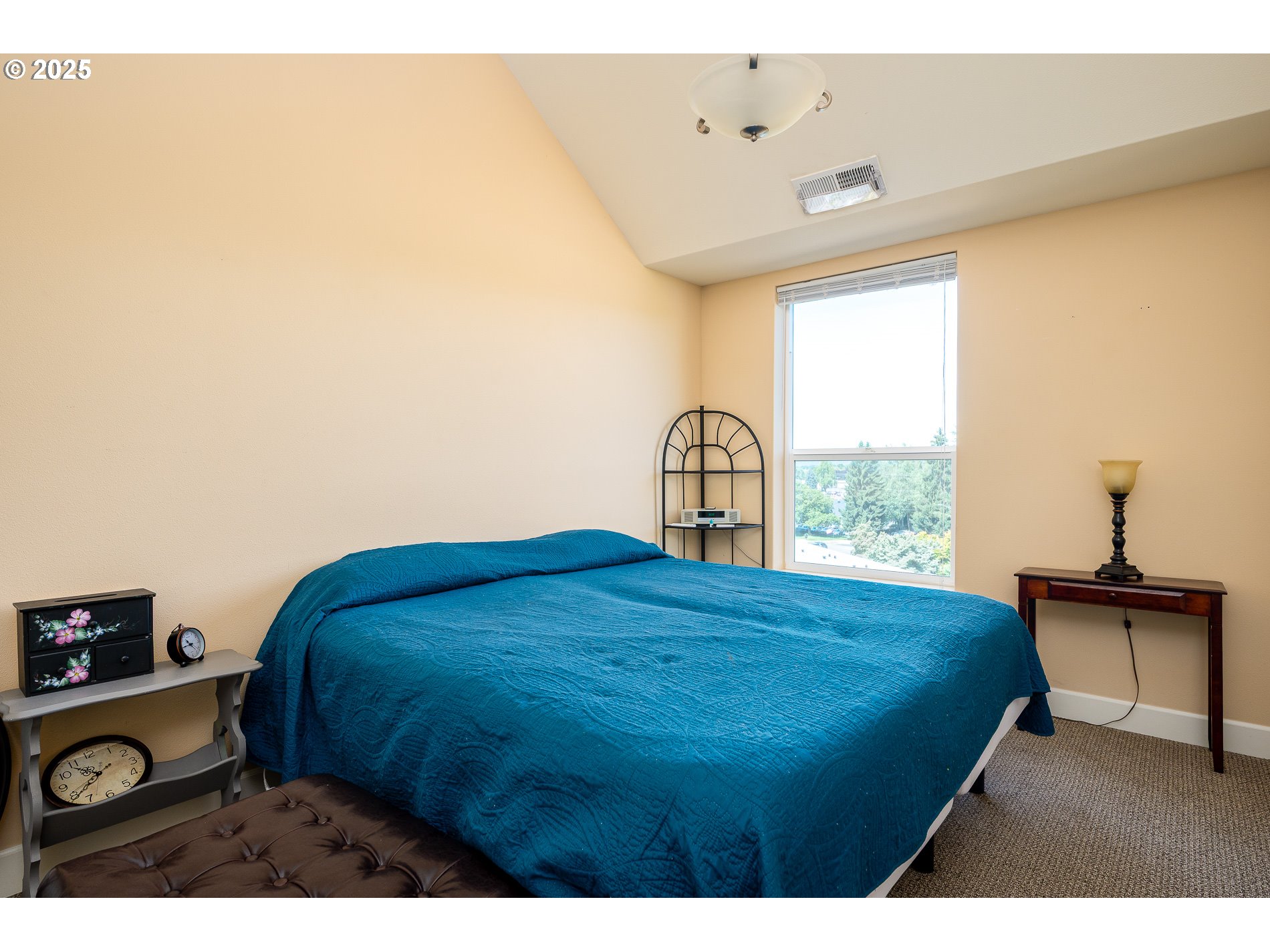 1548 River Road, Unit 401 Longview, WA 98632 - Photo 11 of 34 a bedroom with a bed and a window